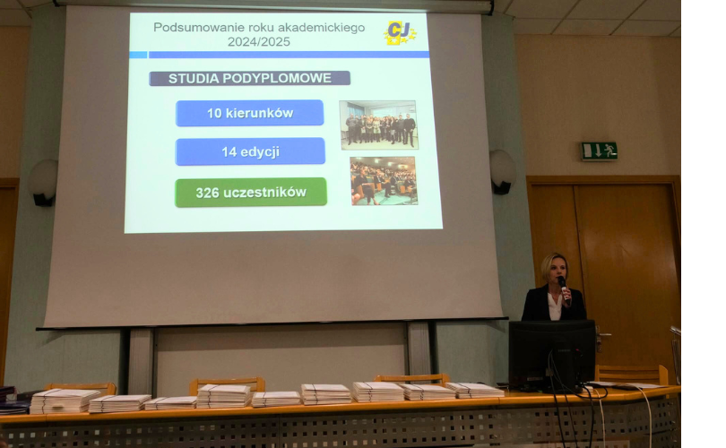 Slajd z liczbą absolwentów Centrum Jakości