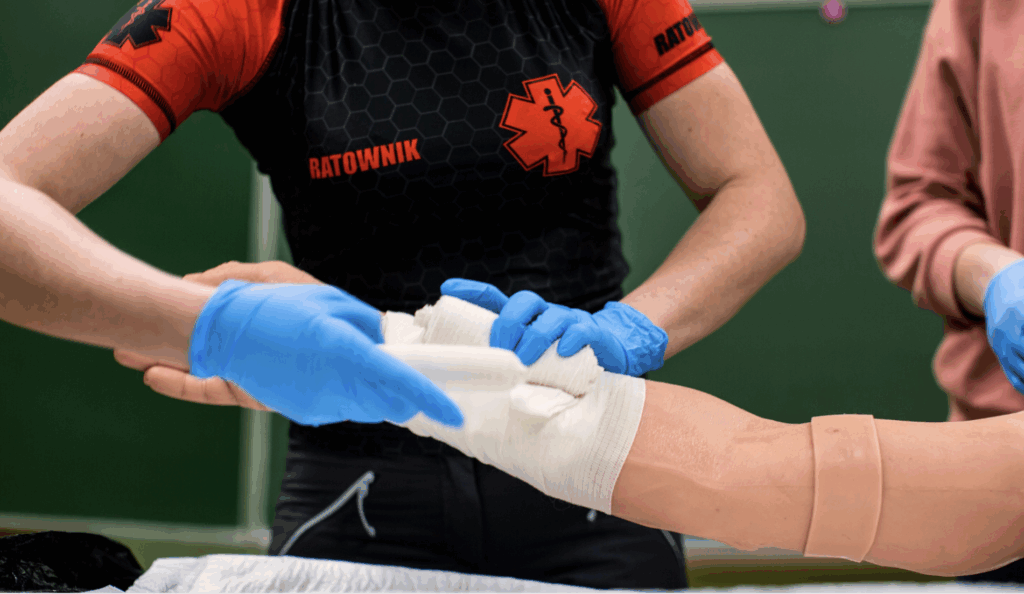 pierwsza pomoc udzielana poszkodowanemu przez ratownika